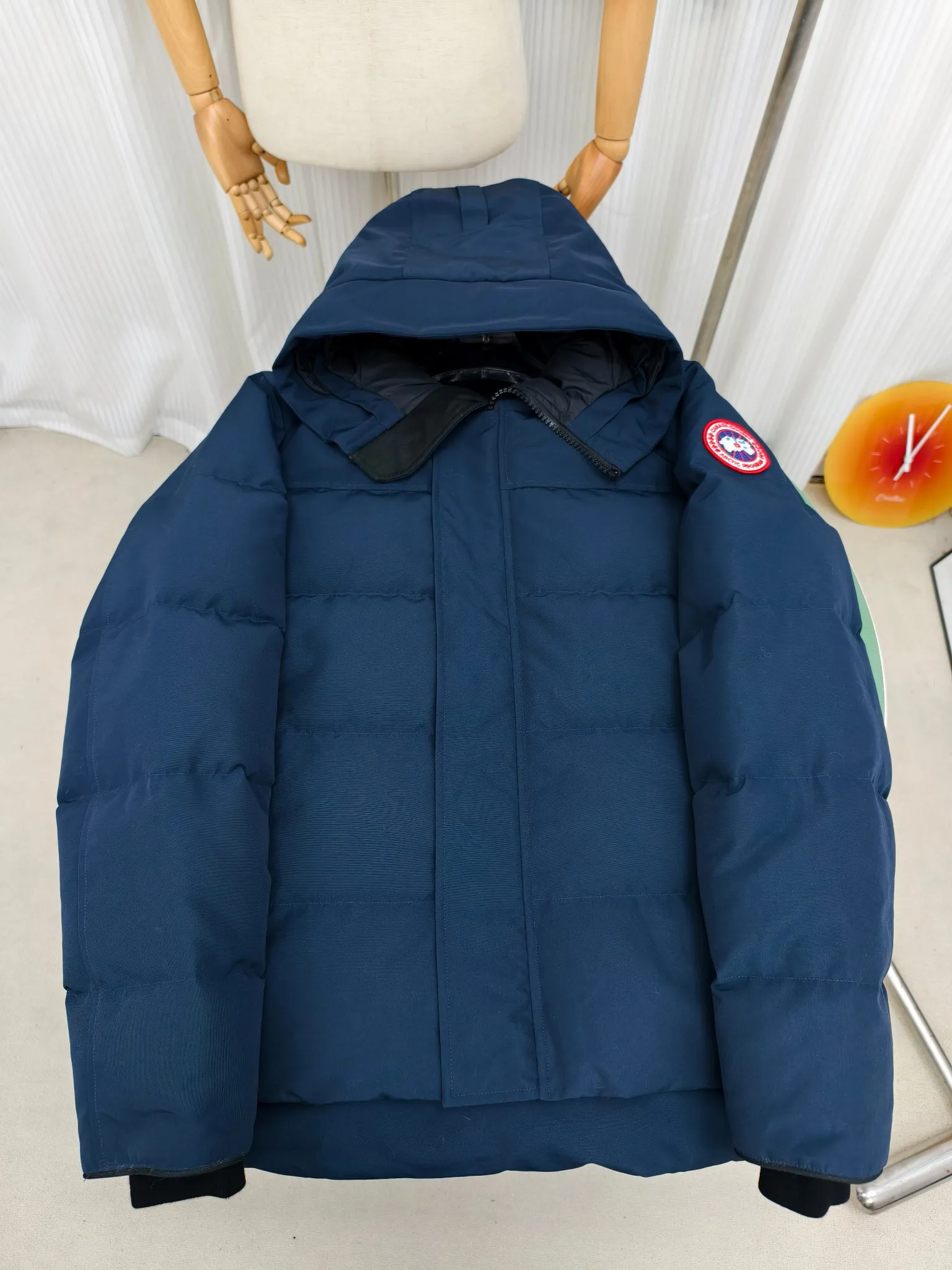 P700————2080M/New 17 models (higher version) Canada goose MacMillan parka. The MacMillan Parka features an innovative design with a streamlined hood detail, added shoulder straps and two additional interior pockets. This hip-length parka offers warmth and style with its quilted design and curved hem. Filled with extremely fluffy white duck down. The MacMillan Parka provides essential protection in all weathers. The adjustable down-connected hood improves warmth and protects against harsh weather. Rib knit cuffs tucked into the interior. The hood is equipped with a detachable zipper guard, and the hood trim can be replaced to create a personalized style and provide more protection (this jacket can be matched with wolf fur collar accessories, choose by yourself) ❤️The only version in the market Color: black red label black black label gray red label gray black label off-white red label navy red label Size: XS-2XL